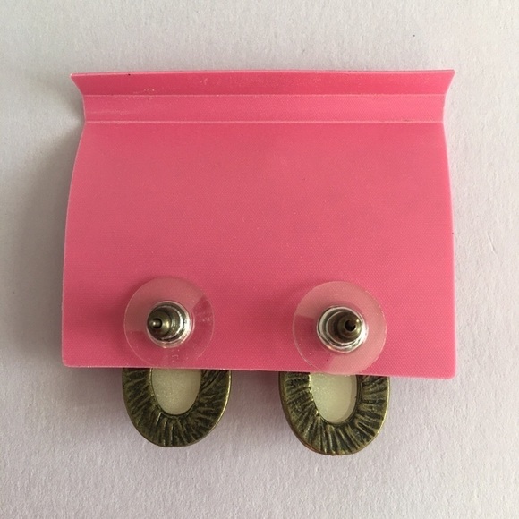 Betsy Johnson oval shaped Womens stud earrings - Picture 2 of 2